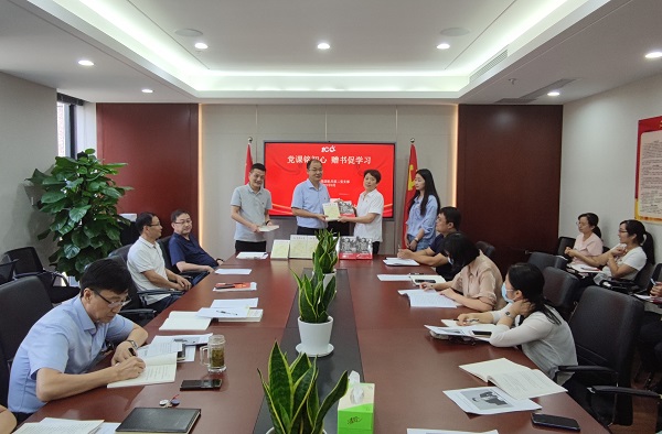 黨課銘初心，贈書促學(xué)習(xí)——徽鹽地產(chǎn)集團(tuán)機(jī)關(guān)第二黨支部推動黨史學(xué)習(xí)教育再升溫